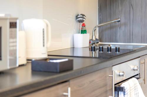 Kuchyňa alebo kuchynka v ubytovaní L1 Comfy Escapes - Long Stay Discounts Apply!