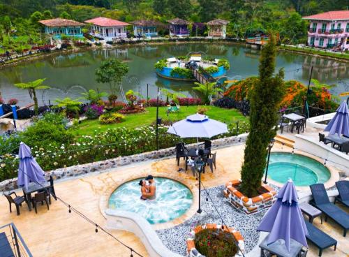哈爾丁的住宿－Hotel Lago Valdivia，享有度假村游泳池的空中景致