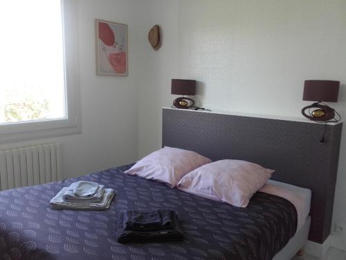 - une chambre avec un lit doté de 2 oreillers et de serviettes dans l'établissement Maison vue mer - 2 à 10 personnes, à Locquirec