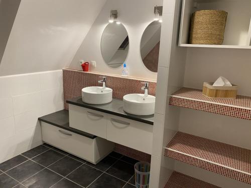 une salle de bain avec deux lavabos et deux miroirs dans l'établissement Maison vue mer - 2 à 10 personnes, à Locquirec