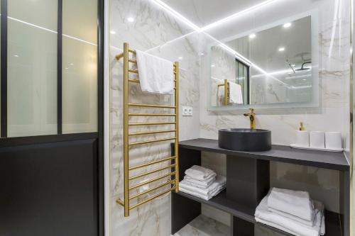 uma casa de banho com um lavatório e um espelho em Cocon Cordeliers / 4 voyageurs em Lyon