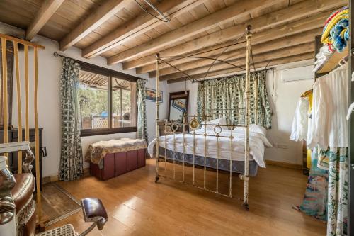 una camera da letto con un letto in una stanza con soffitti in legno di Rozana House a Silikou