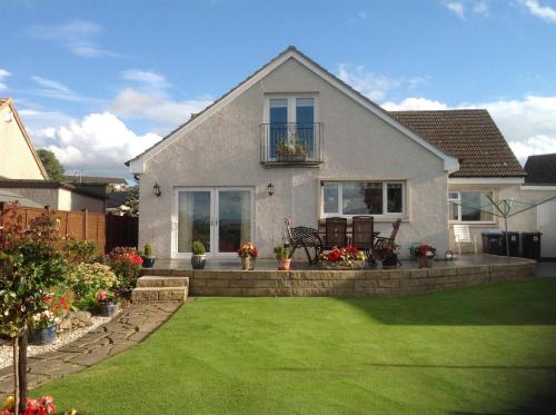 a house with a green lawn in front of it at Coppertree in Kelso