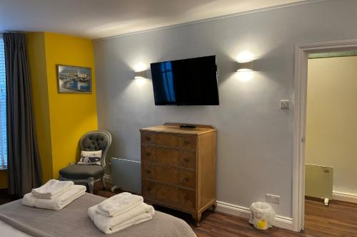 a bedroom with a bed and a tv on a wall at Seaside Hideaway - Free Onstreet Parking in Scarborough