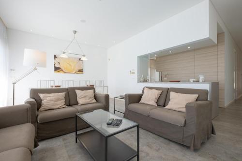 Sala de estar con 2 sofás y mesa en Bela Vista da Luz 17 by Destination Algarve, en Luz