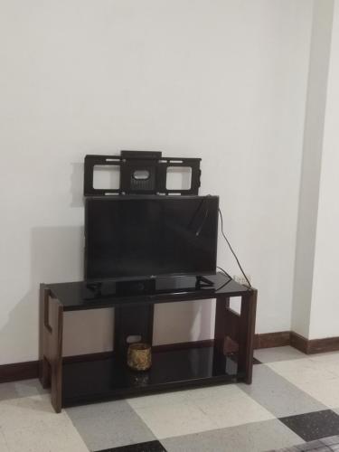 a black coffee table with a tv on top at Bryslaungeguayaquil in Guayaquil