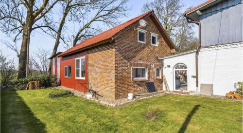 une petite maison en briques avec un toit rouge dans l'établissement Ferienhaus nahe Krautsand, à Drochtersen