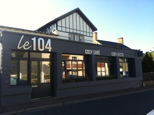 a store front of a building with a sign on it at Les Appartements du 104 in Saint-Jean-de-Monts