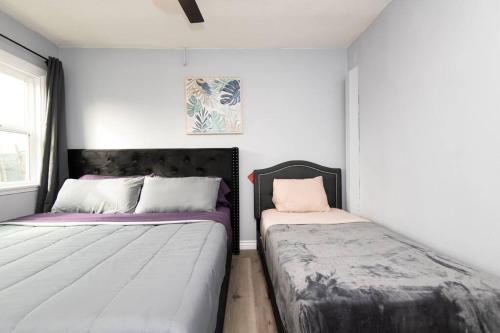 twee bedden naast elkaar in een slaapkamer bij Lovely 3bedroom condo with free parking on premise in Los Angeles