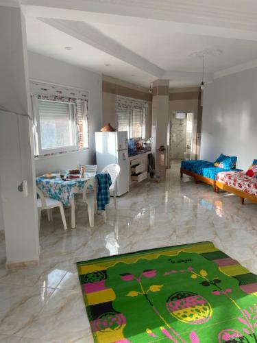 een woonkamer met een bed en een eetkamer bij Vacancia in Douar Chaïb Rasso