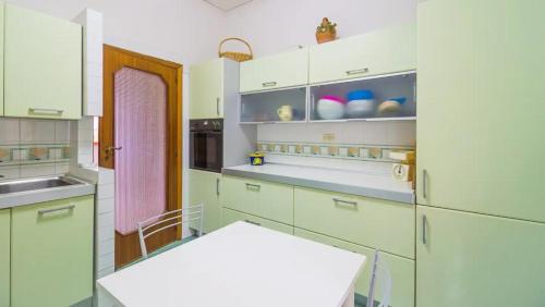 Kuchyň nebo kuchyňský kout v ubytování Villa Mimma.