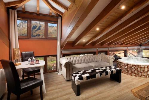a living room with a couch and a bath tub at EL PALACETE SOÑADO o in La Roza