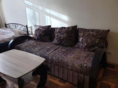 uma sala de estar com um sofá e uma mesa em Apartment on Lysenka 27 em Lviv
