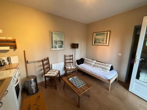 un salon avec un canapé, une table et des chaises dans l'établissement Studio 28 m2 minimum 3 nuits, à Marseille