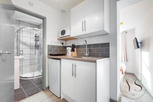 A kitchen or kitchenette at Spacious 5 En-Suite BR Apartment - Corporate Stay