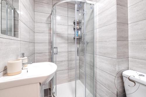 Ванная комната в Spacious 5 En-Suite BR Apartment - Corporate Stay
