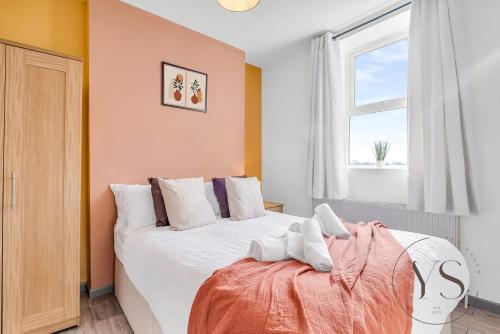 1 dormitorio con 1 cama blanca y ventana en Spacious 5 En-Suite BR Apartment - Corporate Stay, en Stoke on Trent