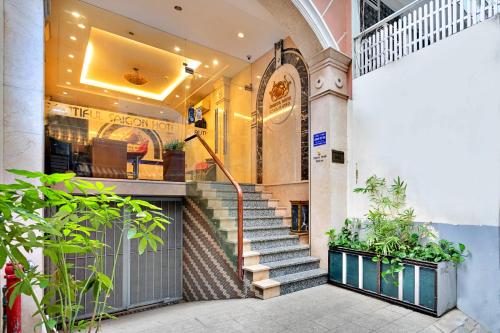 un edificio con escaleras delante de una tienda en HANZ The Beautiful Hotel Bui Vien Walking Street, en Ho Chi Minh