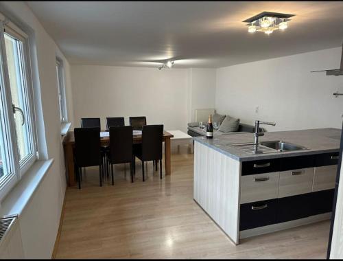 una cucina e una sala da pranzo con tavolo e sedie di Maisonette-Apartment mit großer Terrasse im Zentrum von Bregenz a Bregenz