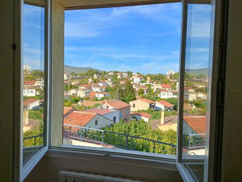 einen Blick aus dem Fenster einer Stadt in der Unterkunft Chambre dans maison individuelle vue sur le massif de l'étoile in Marseille