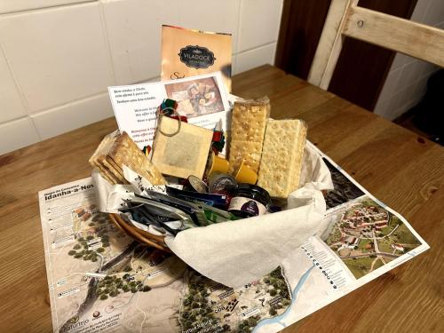 a basket filled with cheese and other items on a table at Casa duplex em Oledo / Duplex house in Oledo in Oledo