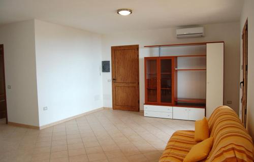 ein Wohnzimmer mit einem Sofa und einem Schrank in der Unterkunft Nuovissimo appartamento con veranda vista mare a Maladroxia C63 in Maladroscia