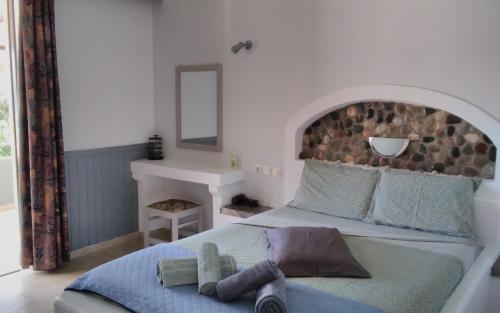ein Schlafzimmer mit einem großen Bett und einem Spiegel in der Unterkunft Endless BLUE Lahania in Lachania