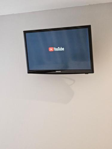 HOSTAL FONCALADA في أوفِييذو: تلفزيون بشاشة مسطحة معلق على الحائط