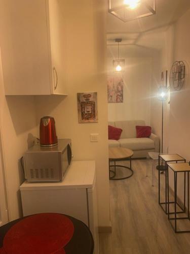 Il comprend un salon et une cuisine équipée d'un four micro-ondes. dans l'établissement Studio cosy Paris Odéon, à Paris