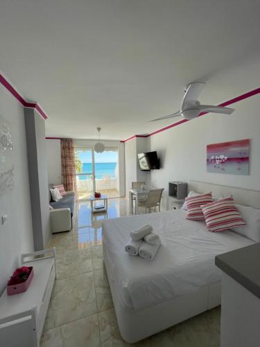 Roca Chica. Studio - First Line Beach