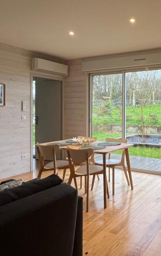 un salon avec une table et des chaises en bois dans l'établissement Gîte Daletxea entre océan et montagne, à Cagnotte