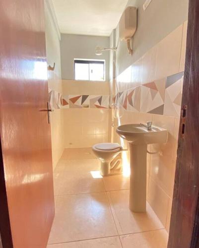 łazienka z toaletą i umywalką w obiekcie Departamento lujoso,confortable w mieście San Lorenzo