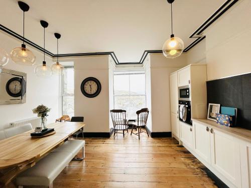 Una cocina con una mesa y un comedor. en Mountain View Home - Dolgellau, en Dolgellau
