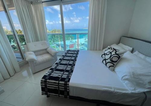 una camera con letto e vista sull'oceano di Edificio Apartamentos Hansa Alado De La Playa a San Andrés