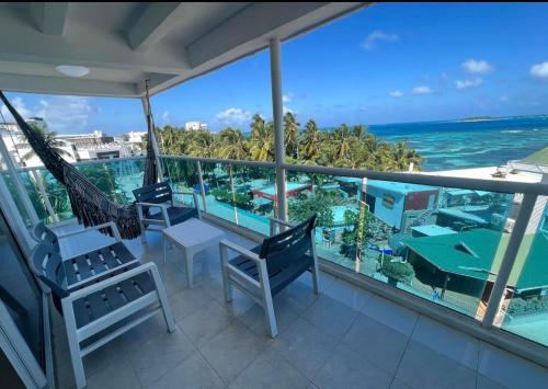balcone con sedie e vista sull'oceano di Edificio Apartamentos Hansa Alado De La Playa a San Andrés