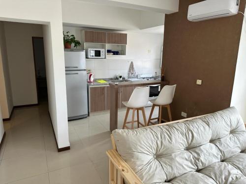 a living room with a couch and a kitchen at Departamento céntrico in Salta