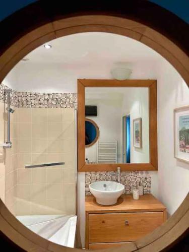 une salle de bain avec un lavabo, une douche et un miroir dans l'établissement BEL APPARTEMENT HYPERCENTRE T3/70 M2, à Clermont-Ferrand