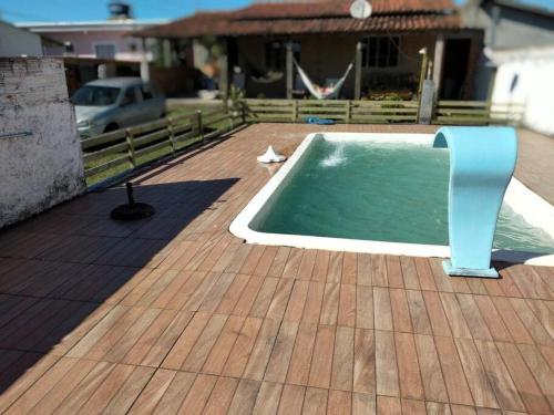 una piscina en la terraza de una casa en Casa c/Piscina em Arroio do Rosa en Imbituba