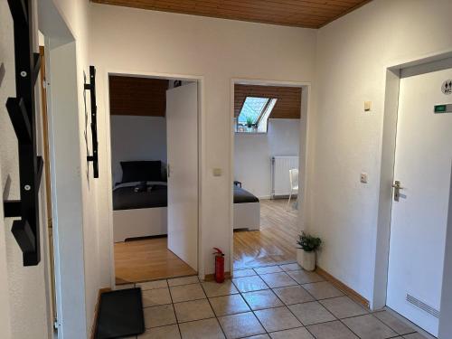 um corredor que leva a um quarto com uma cama num quarto em 3-Zimmer Apartment für Monteure & Geschäftsreisende: Schnelles Internet em Stemshorn