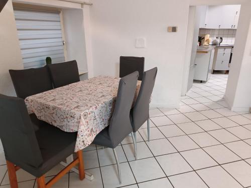 een eetkamer met een tafel en stoelen en een keuken bij Ferienwohnung-Haus in Saarbrücken in Saarbrücken