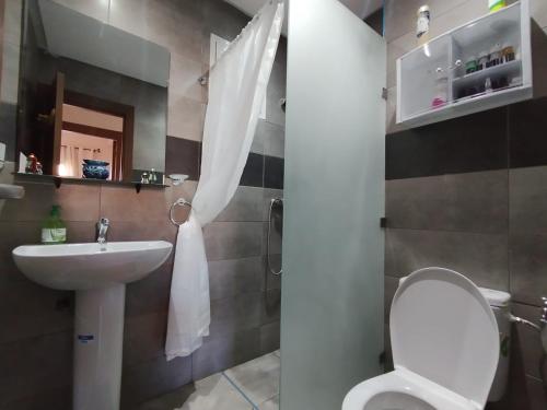 bagno con servizi igienici e lavandino di RM 15 by Majestic Properties a Marrakech