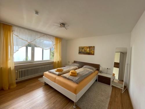 ein Schlafzimmer mit einem Bett und einem großen Fenster in der Unterkunft Haus Jenni im Schwarzwald, 3,5-Zimmer, große Terrasse in Freudenstadt