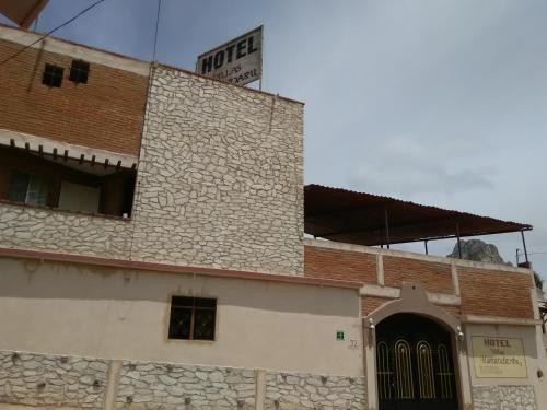 un edificio con un cartel de hotel encima en Hotel Villas Kerendarhú, en Bernal