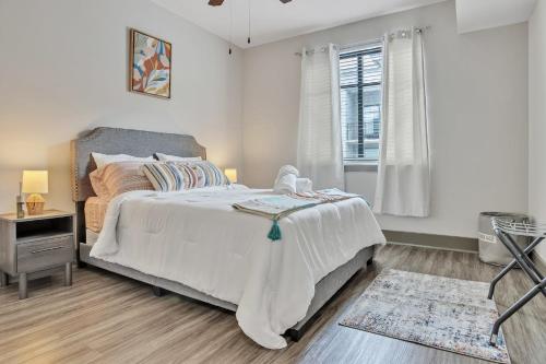 En eller flere senge i et værelse på Sunrise Living I DT Ft Lauderdale 8mn to the Beach