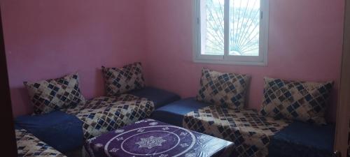 Ketama的住宿－Ketama morocco hermanos，带沙发和窗户的客厅