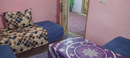 Ketama的住宿－Ketama morocco hermanos，一间小卧室,配有一张床和镜子