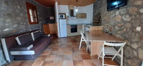 uma cozinha e sala de estar com um sofá e uma mesa em Casa Castillón em Ceresa