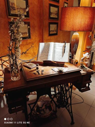 a desk with a lamp and a laptop on it at B&B Le Fate Del Lago in Lierna