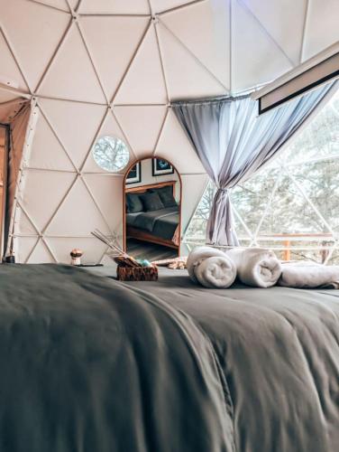 Postel nebo postele na pokoji v ubytování Tiny Pines A-Frame Cabin, Domes and Luxury Glamping Site