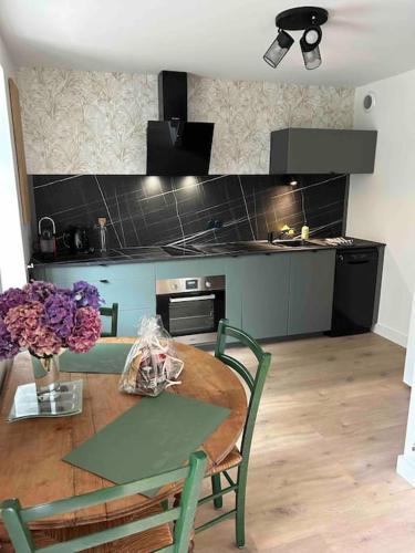 une cuisine avec une table et une table ainsi qu'une table sidx sidx sidx dans l'établissement Maison typique au sein d’un village remarquable, à Moncontour